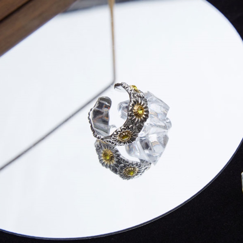 Nhẫn Đôi Họa Tiết Hoa Cúc Nhỏ Đính Kim Cương Thời Trang Cao Cấp