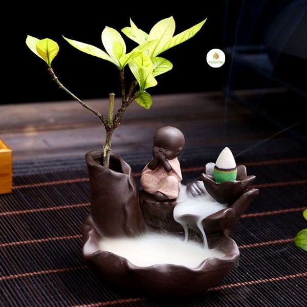 Thác khói trầm hương chú tiểu  bên suối- có lọ cắm hoa- hương trầm tạo khói chảy ngược