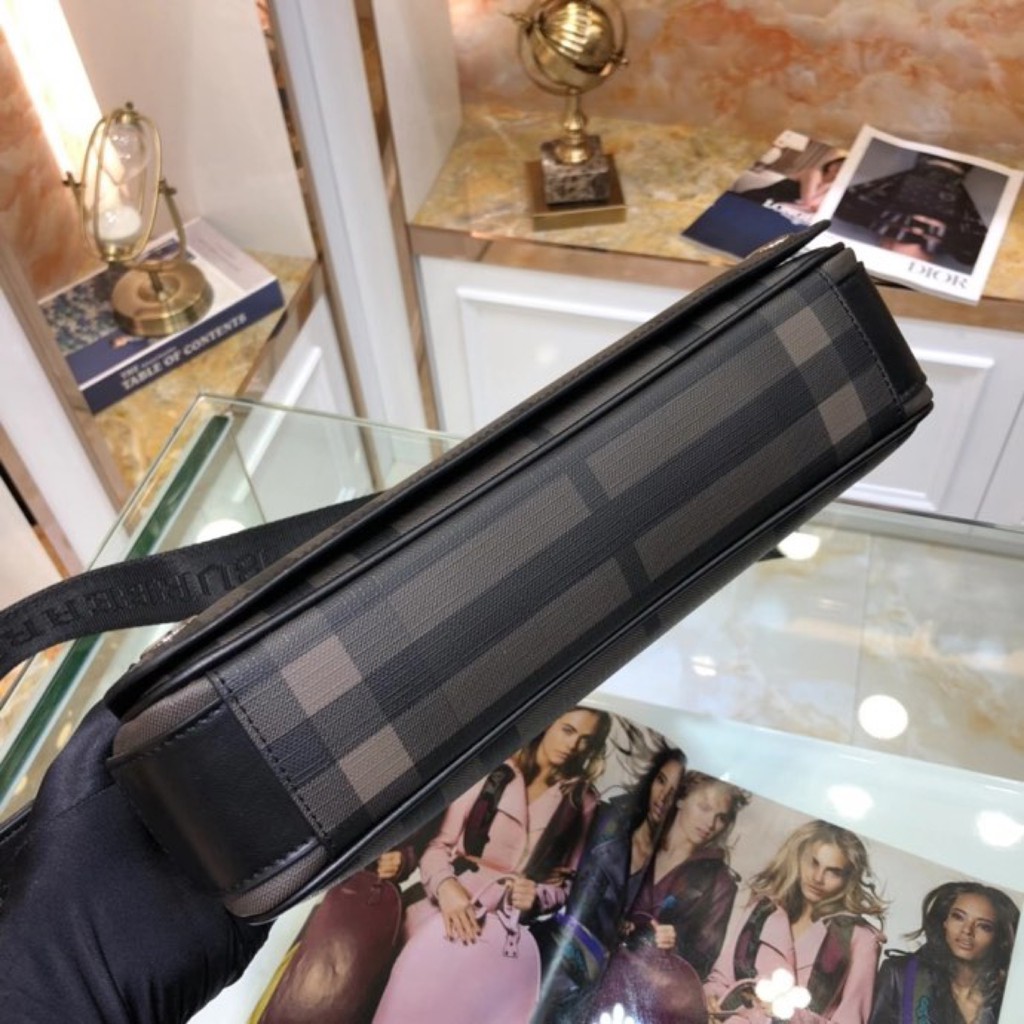 Túi xách nữ Burberry size 31 x 23 x 7cm