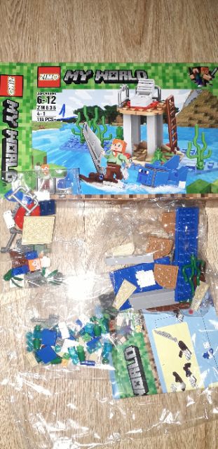 Lắp ráp 1 hộp LegoMineCraff MyWord 636 có trên 100 chi tiết bằng nhựa ABS
