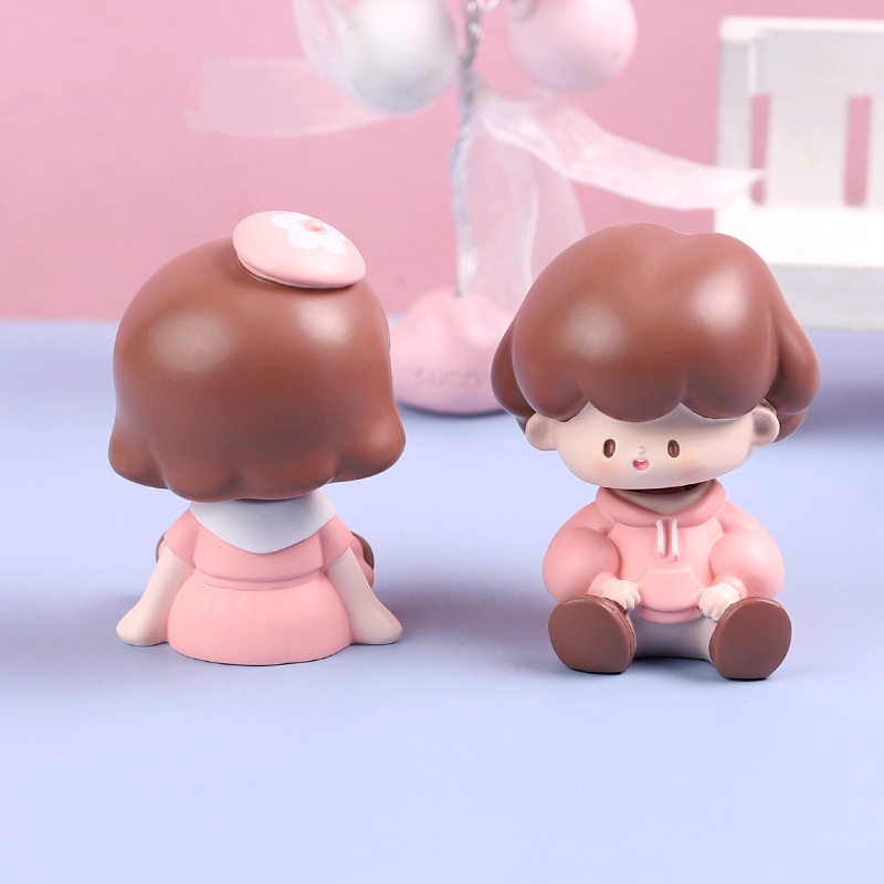 Decor Bàn Làm Việc Taplo Ô Tô Cặp Đôi Búp Bê Lắc Đầu Siêu Cute - Phụ Kiện Trang Trí Xe Hơi Bàn Học Hitechlife Cao Cấp