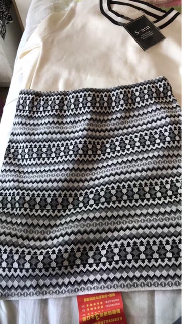 Set áo trắng chân váy len