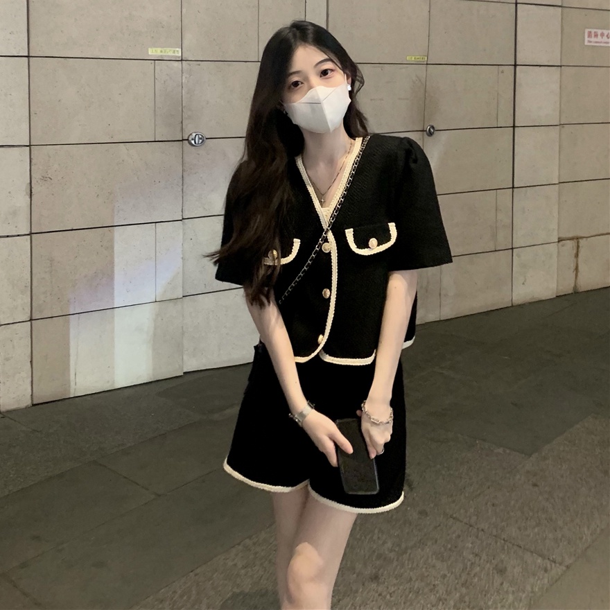 Set Áo Thun Ngắn Tay + Quần Short Màu Đen Đơn Giản Cho Nữ