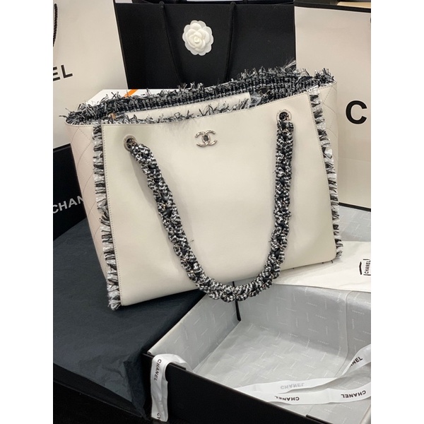 Túi xách nữ 𝘾𝙝𝙖𝙣𝙚𝙡 Channel CN Tote da thật cao cấp bên trong lót vải lộ phần tua rua màu đen tiêu hàng vip 1-1