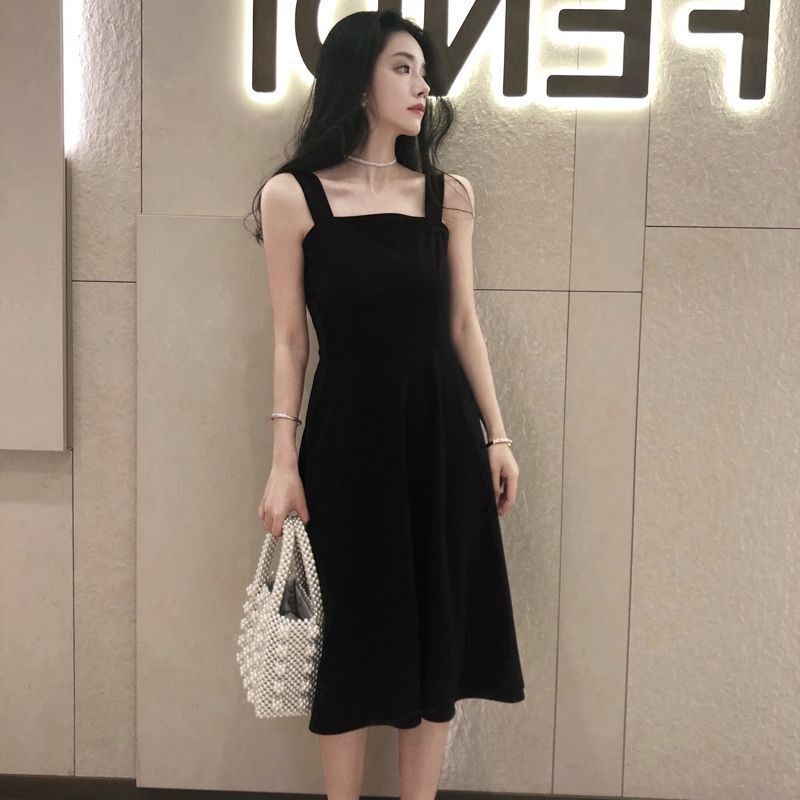 Đầm Hai Dây Màu Đen Dáng Vừa Phối Túi Thời Trang Xuân Hè 2022 Cho Bạn Gái
