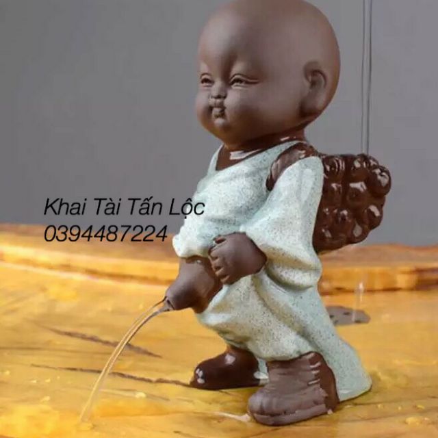 Tượng chú tiểu đứng tè gốm tử sa mini