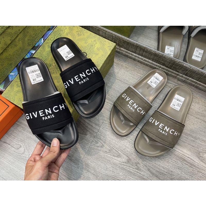 Ảnh tay chụp dép SALE shock