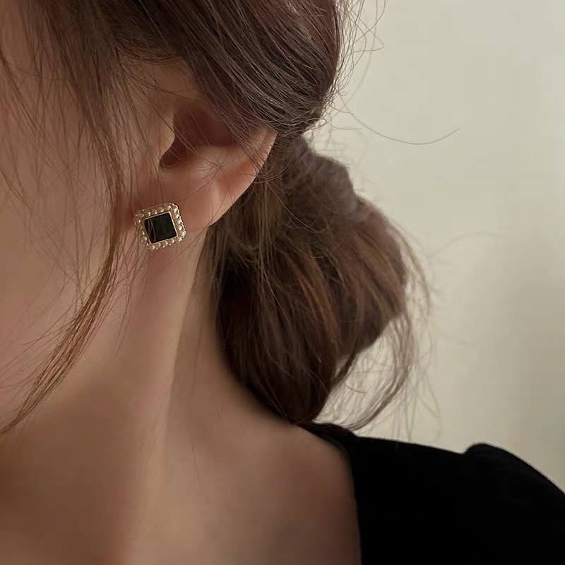 Đôi khuyên tai hình vuông màu đen đính ngọc trai phong cách cổ điển dành cho nữ