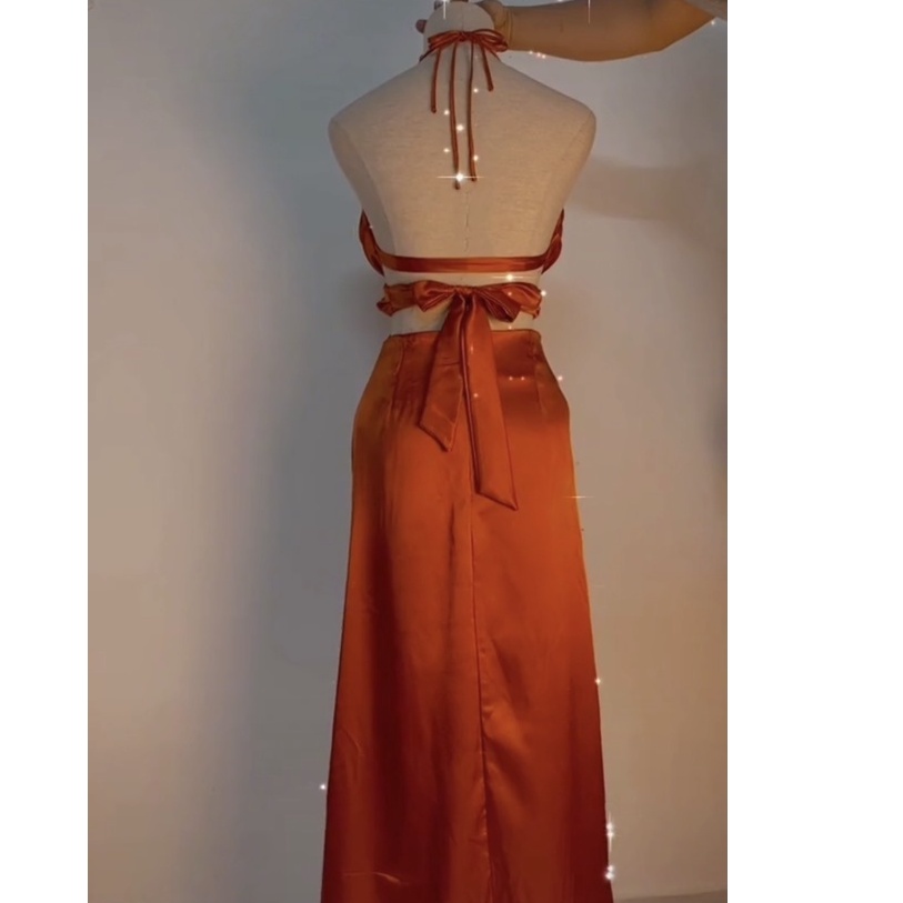 Set váy lụa maxi và áo xoắn eo hở lưng Luala, kiểu dáng sexy cổ cột dây điều chỉnh thoải mái, chất liệu satin quyến rũ