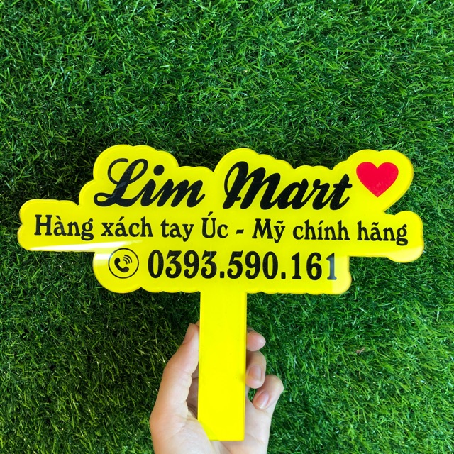 Bảng hiệu nền vàng cầm tay_ hASTAG CẦM TAY IN THEO YÊU CẦU_ free thiết kế cho khách hàng