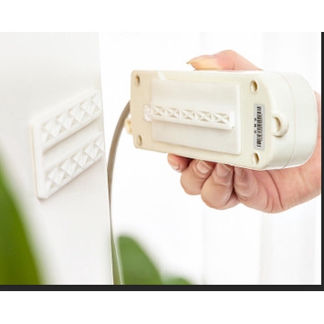 Miếng dán tường hỗ trợ giữ ổ cắm sử dụng tại nhà
