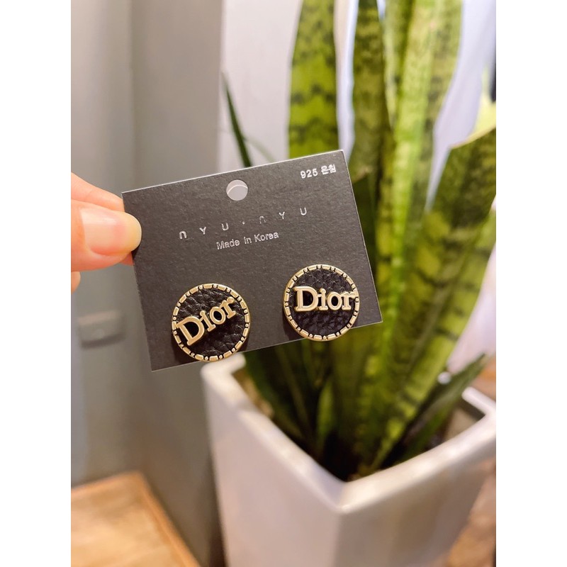 Khuyên tai thương hiệu Di.or và Ch.anel xinh xỉu