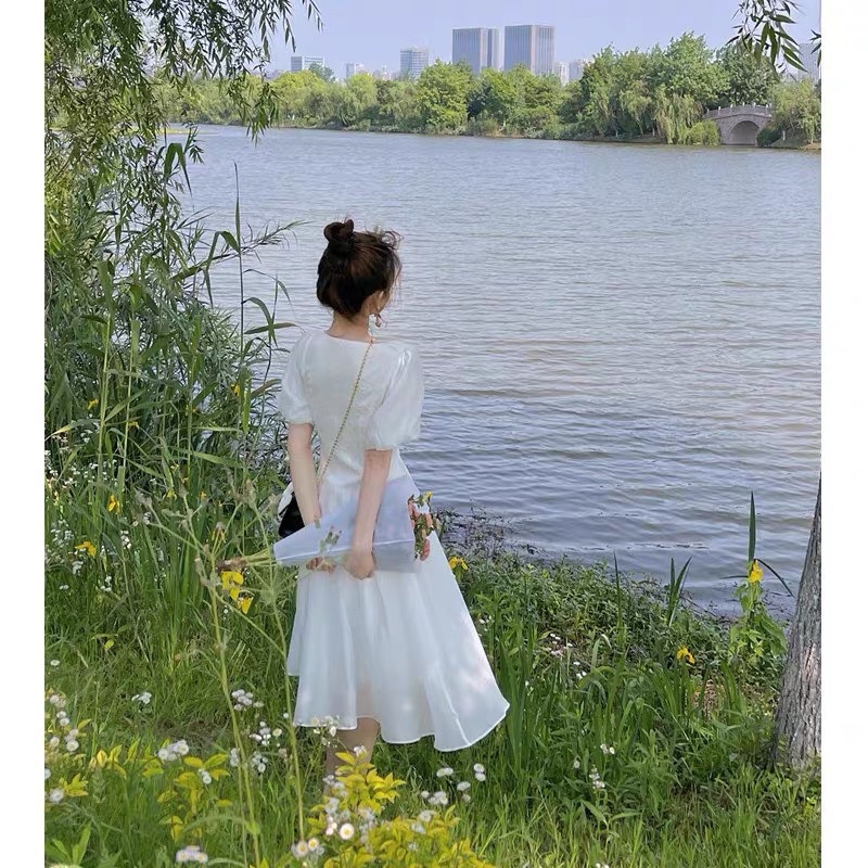 ĐẦM MIDI TRẮNG CỔ TIM ĐAN EO TAY BỒNG