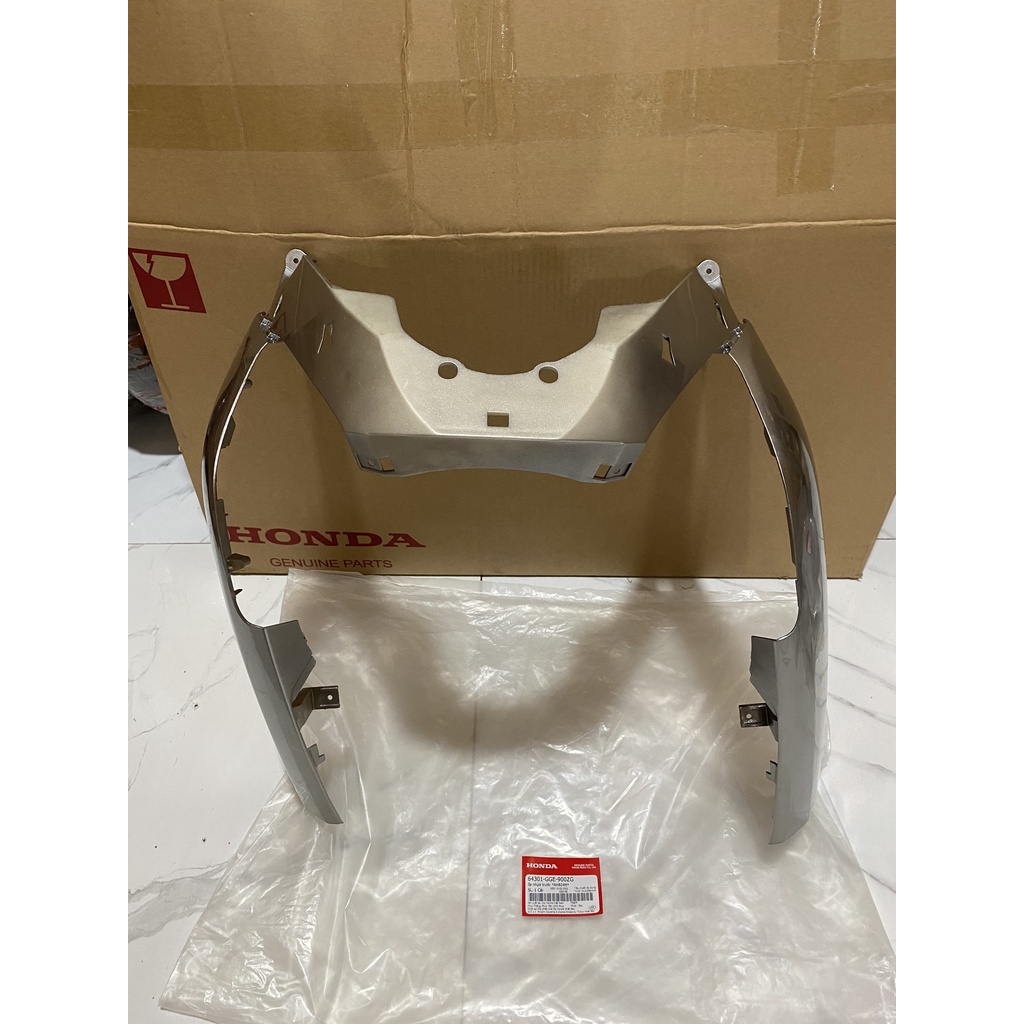 Bộ ốp nhựa quây trước - chữ M HONDA LEAD 110 đời Cũ năm 2009-2011 màu Bạc. 64301GGE900ZG