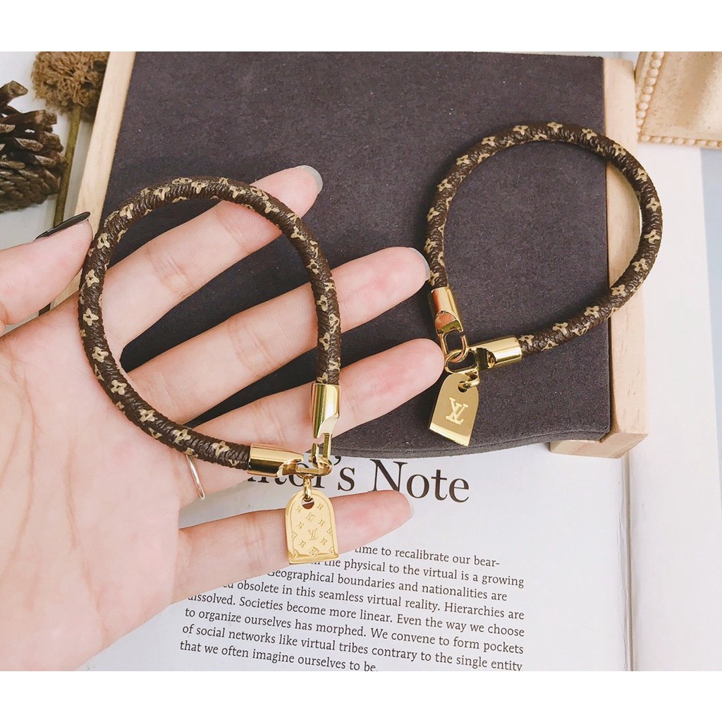 Vòng Tay Louis Vuitton Bằng Thép Titan Họa Tiết Chữ LV Sang Trọng Thời Trang