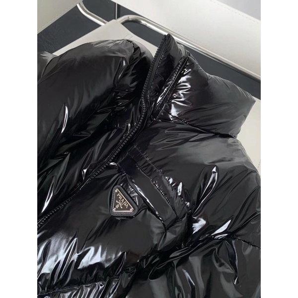 Áo khoác phao dáng croptop màu đen bóng thời trang thương hiệu Prada cao cấp