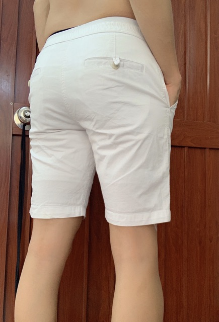 Quần short nam kaki trên gối co giản có khoá kéo.