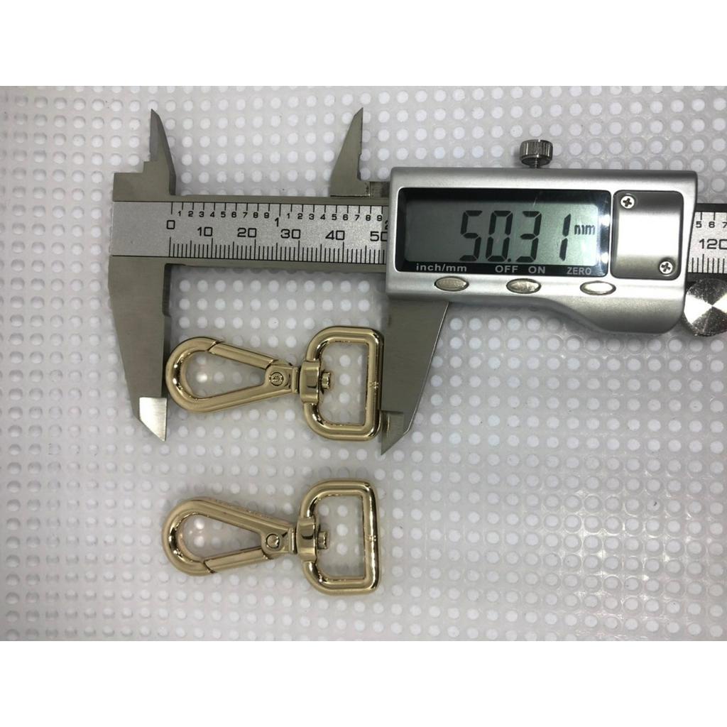 Móc cua lọt lòng 1,8cm màu vàng nhạt, cao 5cm,có chữ