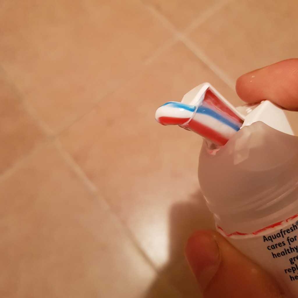 Kem Đánh Răng Aquafresh Whitening