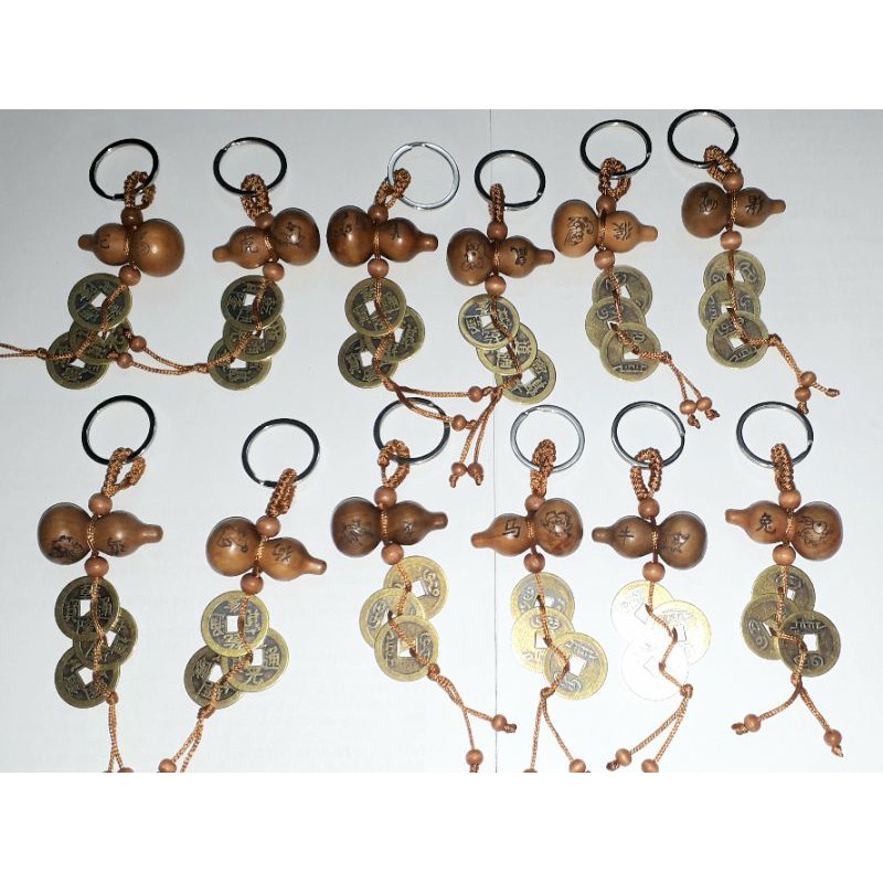 Một chiếc móc khóa Hồ lô gỗ khắc hình12 con giáp và 3 đồng xu may mắn bằng đồng rất đẹp