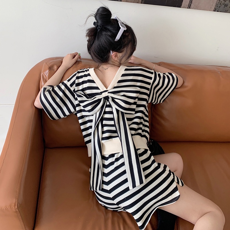 Set Áo Thun Ngắn Tay Kẻ Sọc Trắng Đen Đính Nơ Trước Sau Phối Quần Short Thời Trang Trẻ Trung