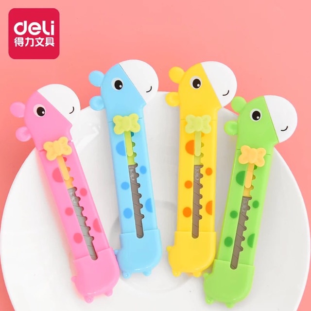 Dao Rọc Giấy DELI Hình Hươu Cao Cổ Đáng Yêu Có Nắp Bảo Vệ
