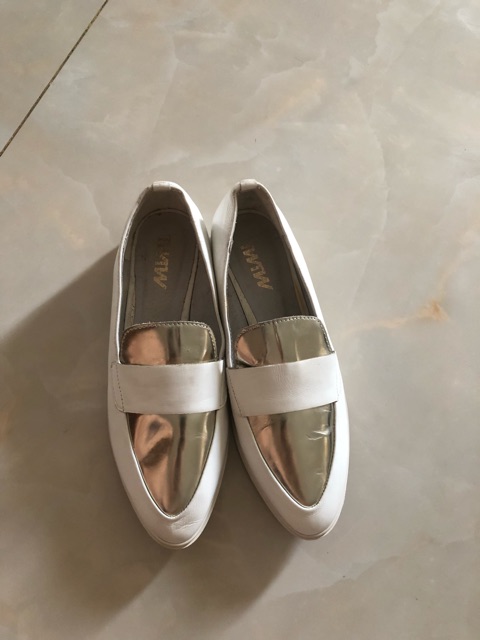 Giày thanh lý size 38 mang rất êm chân và thoải mái nha mọi người. Giày này mình đã sử dụng rồi nhưng đế vẫn còn mới lắm