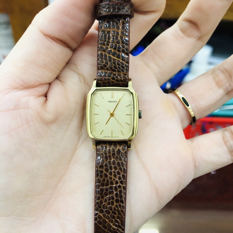 Đồng hồ nữ si nhật dáng tank hiệu Seiko