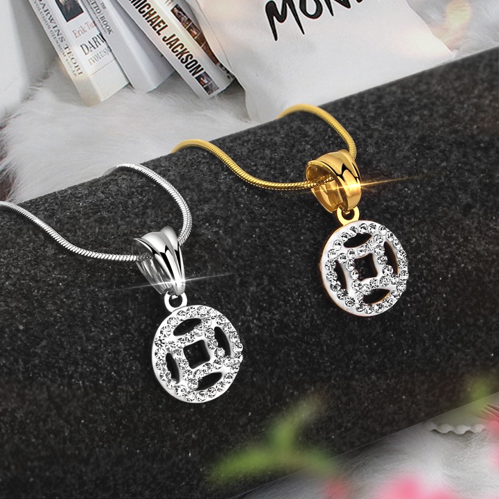 Sỉ dây chuyền titan có mặt hình tròn đính đá, đem lại may mắn cho người đeo