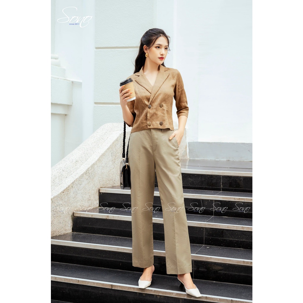 Sono - Áo Crop Top Chất Liệu Linen Màu Nâu Cổ Vest Tay Lửng 4 Nút Trước