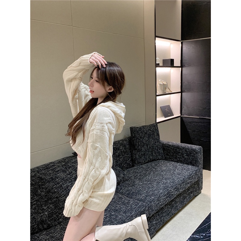 Set len gồm áo croptop nón + chân váy ngắn ôm cá tính