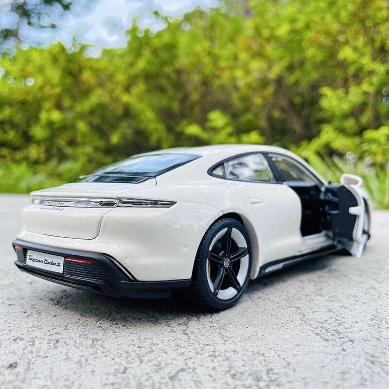 Xe mô hình Porsche Taycan Turbo S tỉ lệ 1:24