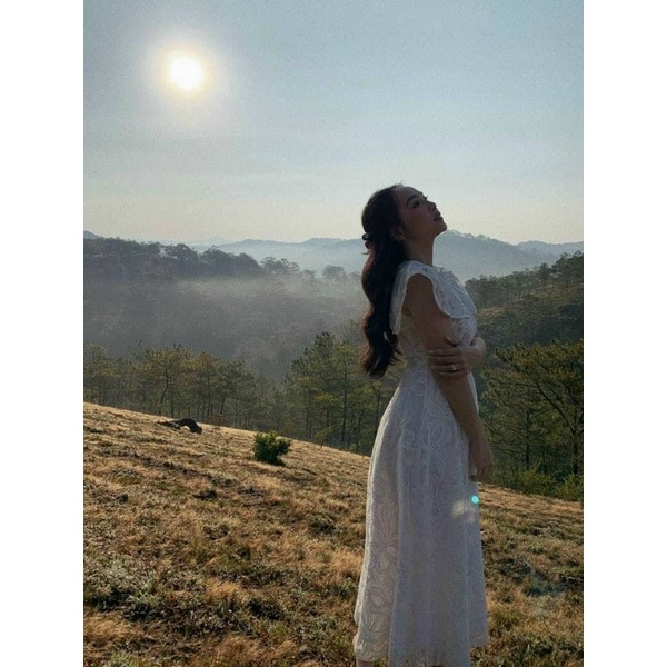 ĐẦM MIDI TRẮNG CỔ REN TO HOA NỔI GẮN NƠ