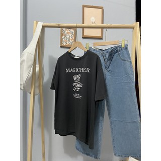 Áo thun unisex dáng rộng màu đen in hình chữ bao ngầu