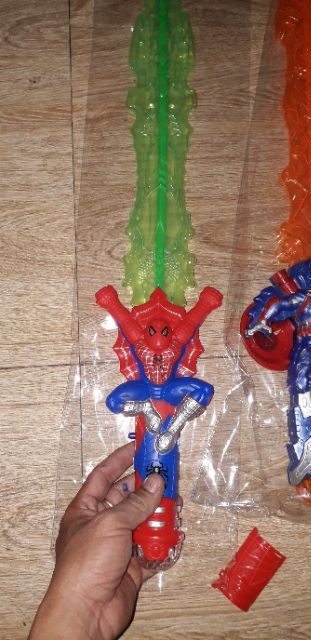 Mô hình 1 thanhkiếm dài 60cm bằng nhựa có nhạc và đèn led rất đẹp kèm pin