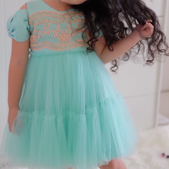 Đầm màu xanh lá cây họa tiết FASHION GIRL / Sosbet-misquenee cho bé