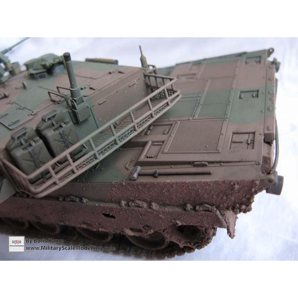 Mô hình lắp ráp xe tăng quân sự Nhật Bản JAPAN GROUND SELF DIFFENSE FORCE TYPE 90 TANK w/AMMO-LOADING CREW SET 35260
