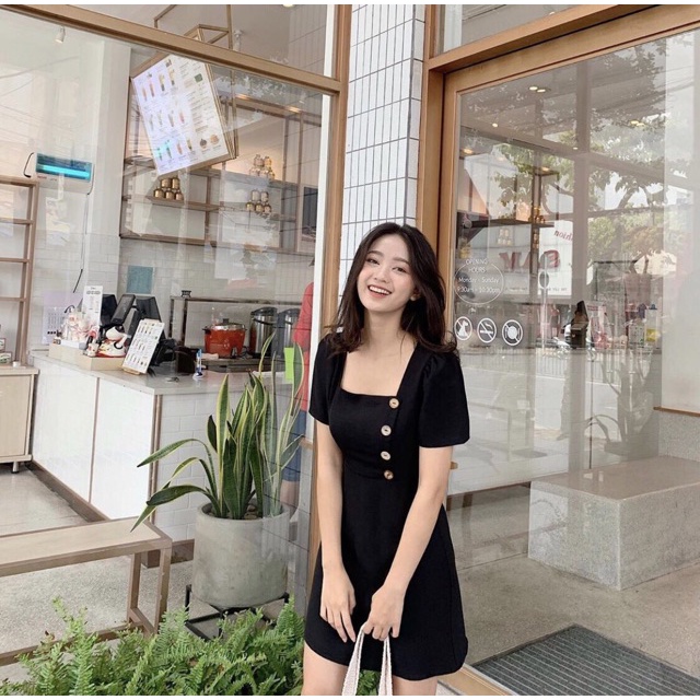 Đầm Cổ Vuông Nút Gỗ Lệch