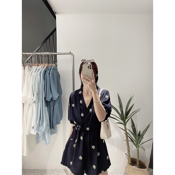 Bộ jumpsuit thêu hoa | BigBuy360 - bigbuy360.vn