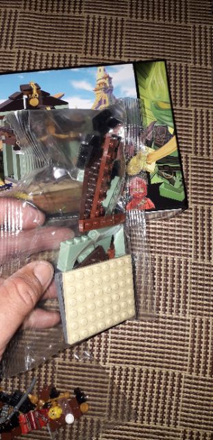 Lắp ráp 1 hộp LegoNinja Ngôi đền 61031 có nhiều chi tiết bằng nhựa ABS