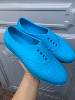 Giày nhựa đi mưa