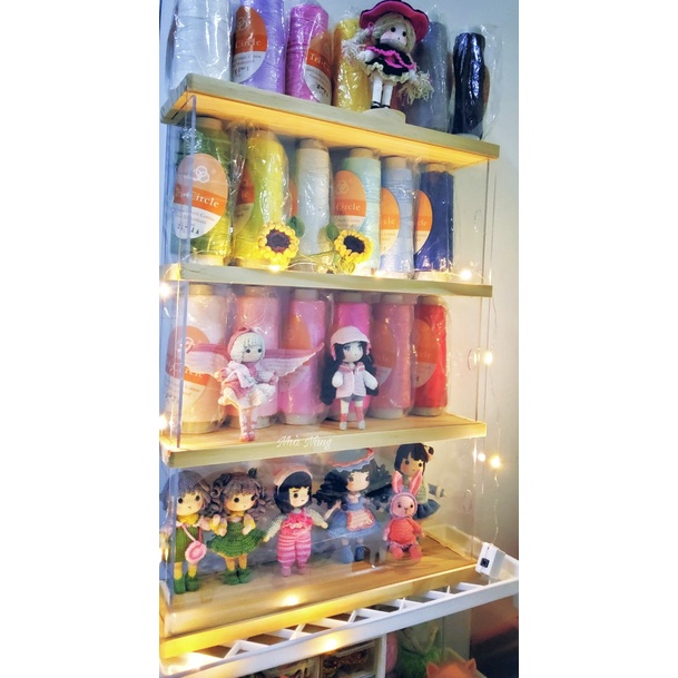 (SẴN) TỦ BÚP BÊ GỖ + ACRYLIC, KÈM QUÀ TẶNG (DÂY ĐÈN LED)