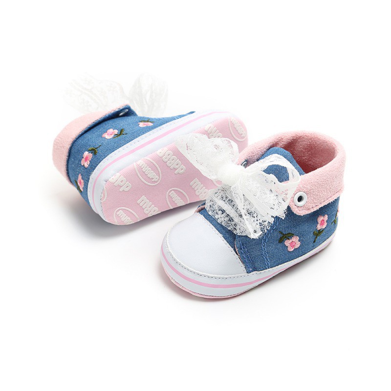 Giày thêu hoa mềm mại cho bé