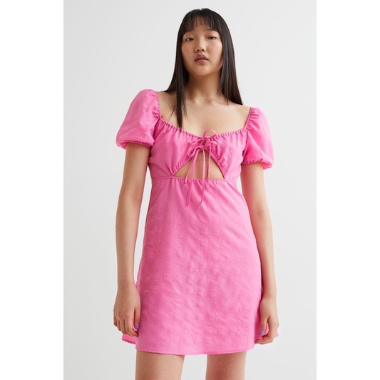 Váy đầm tay bồng khoét ngực H&M và mũ H&M cùng màu