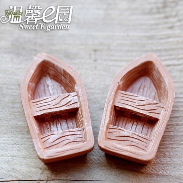 Thuyền nhựa mini size nhỏ trang trí tiểu cảnh tetarium