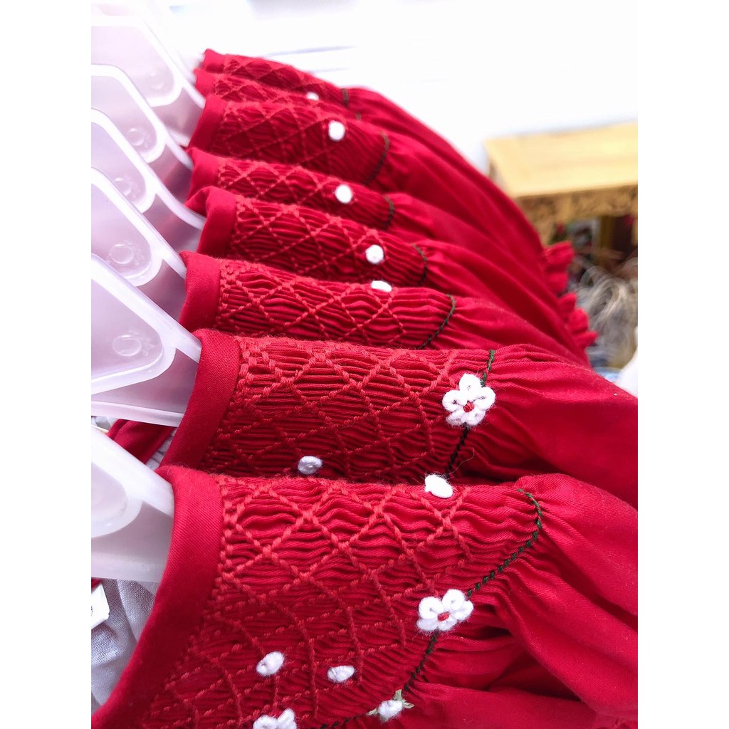 Đầm smock đỏ thêu hoa mai trắng