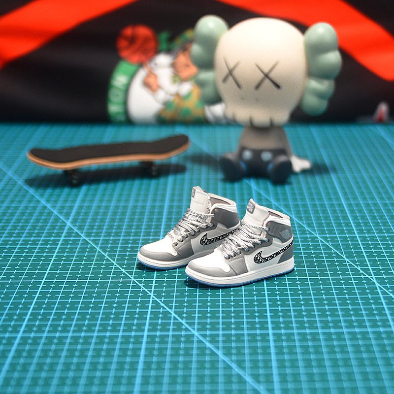 Móc khóa giày sneaker Jordan 1 FREE SHIP Mô hình giày sneaker mini tỉ lệ 1:6