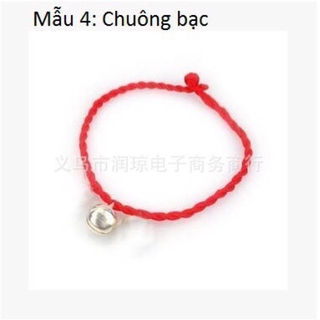 Vòng tay đỏ may mắn.