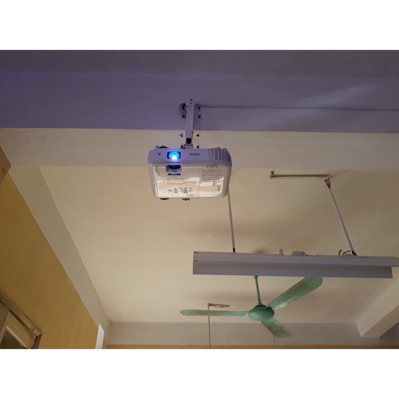 Giá treo máy chiếu hàng nhập khẩu.