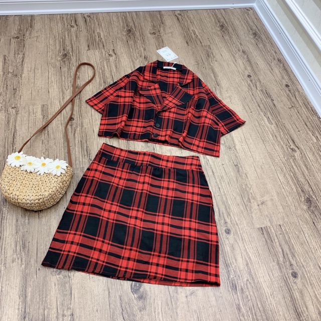 Set vest kẻ đỏ hot trend .